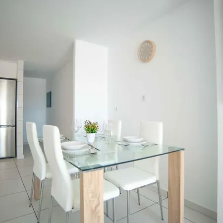 New Stunning Ground Floor With Jacuzzi Apartment
