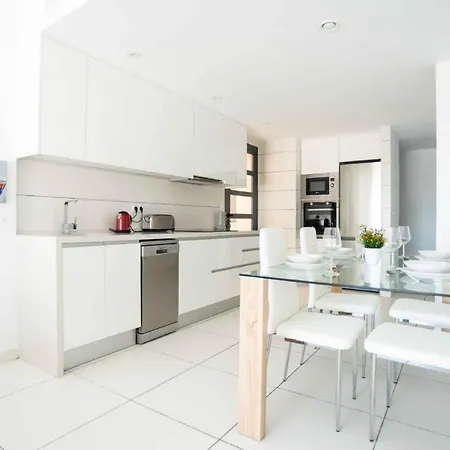 New Stunning Ground Floor With Jacuzzi Apartment *