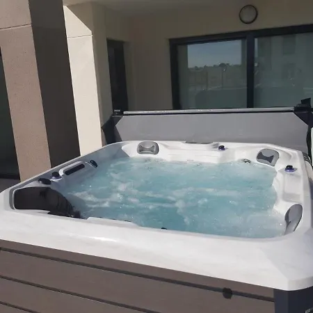 New Stunning Ground Floor With Jacuzzi *